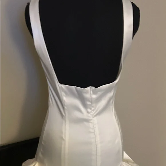 Elegant White Satin Mini Dress - Picture 3 of 4